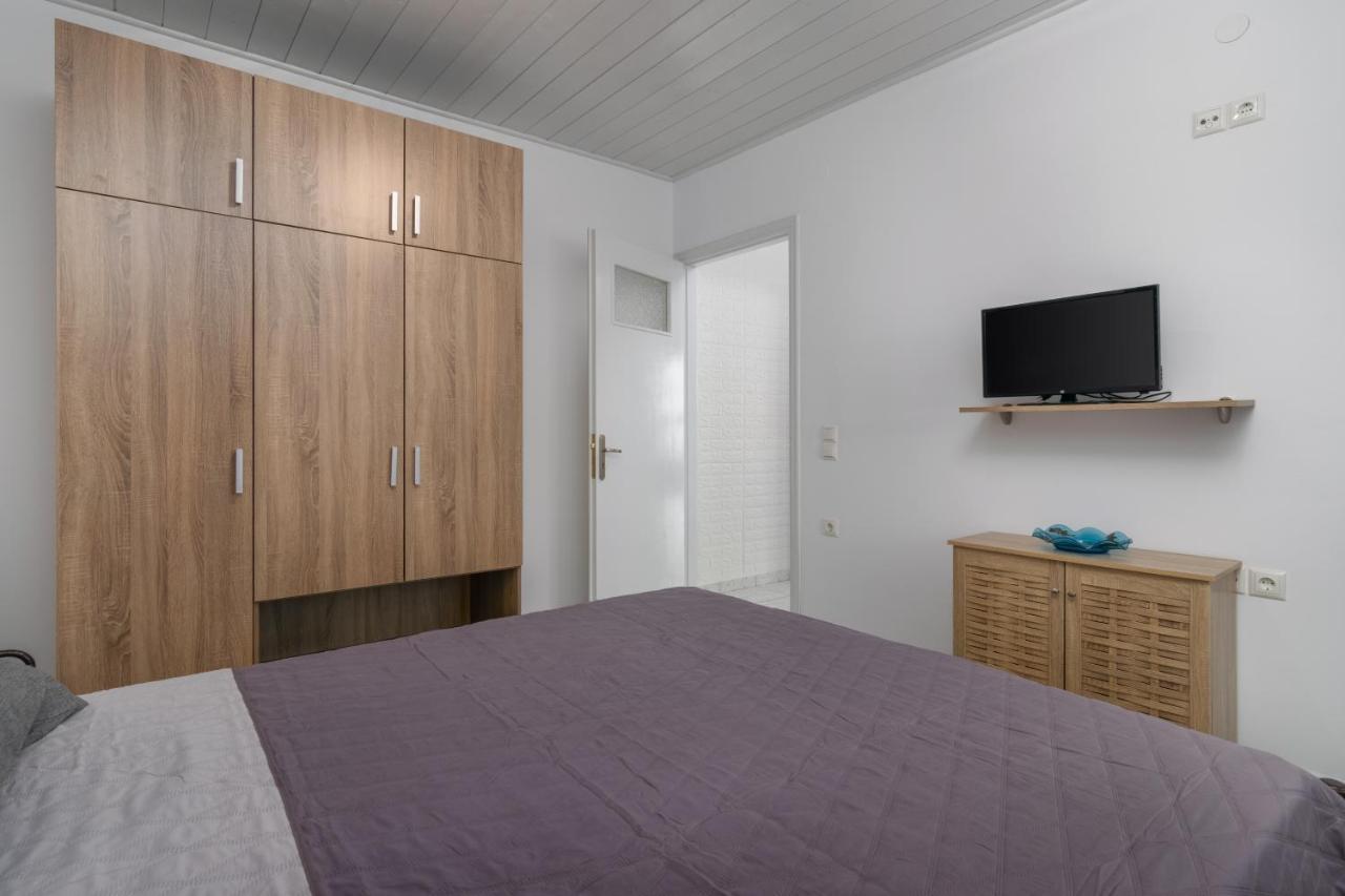 Wood And Stone Apartment Adamantas Exterior photo